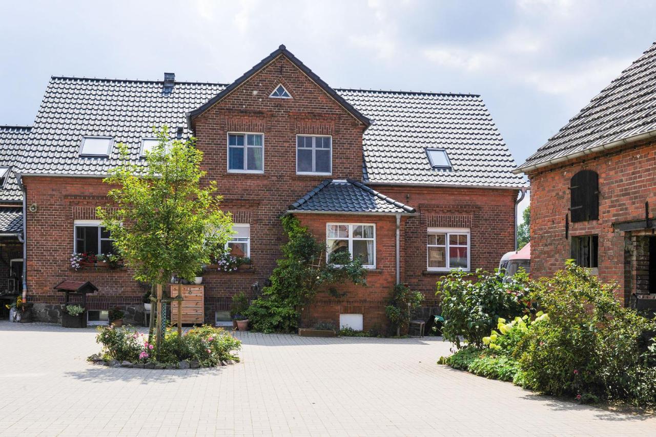 Hotel Gutshof Zum Adlernest à Arnsnesta Extérieur photo